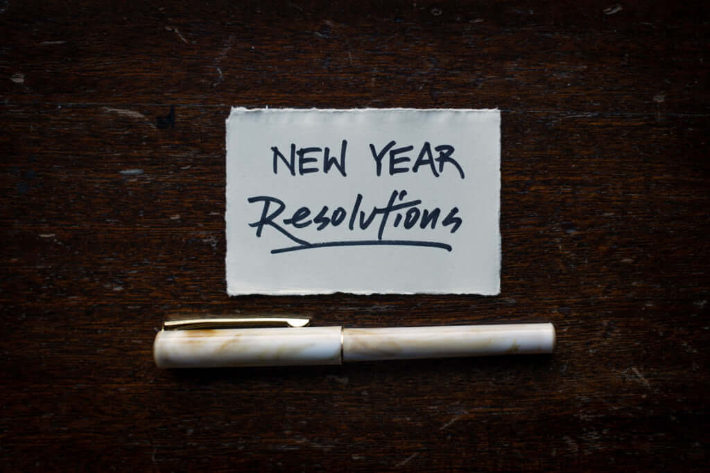 new year resolutions note and pen