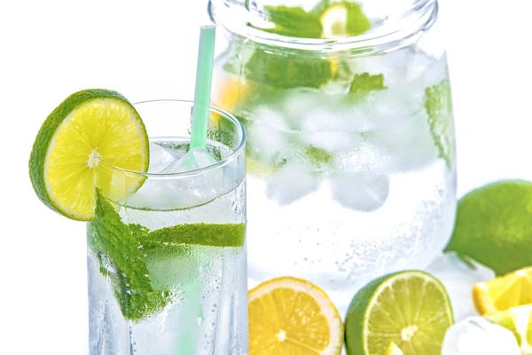 mineral water with lime as detoxing tips
